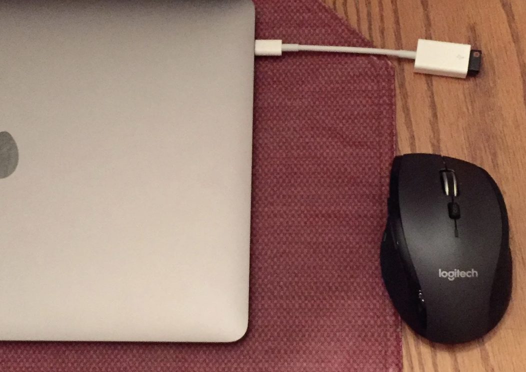 如何将Logitech鼠标连接到MacBook？