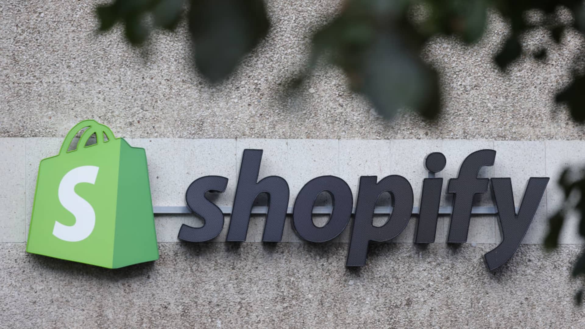 Shopify股价因指引疲软暴跌18%