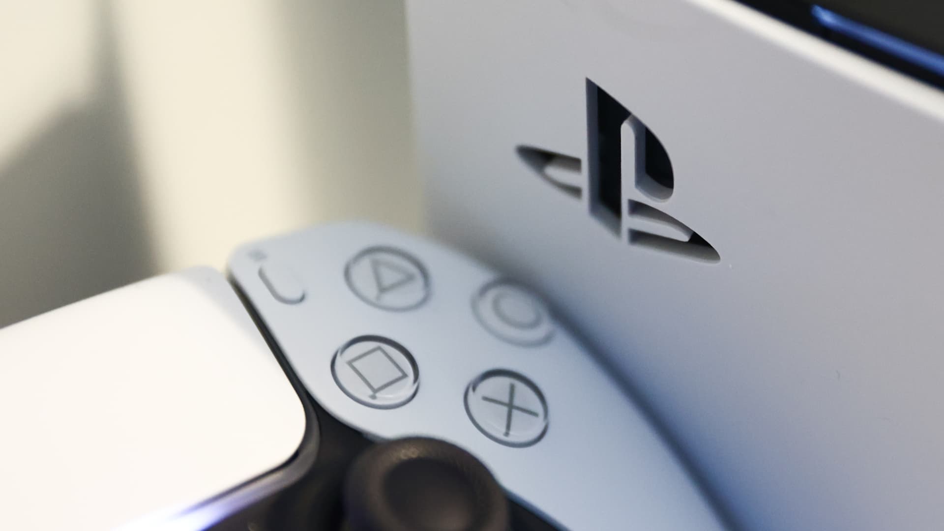 索尼报告称，由于PlayStation 5的销售额未达到预期目标，年度利润下降7%