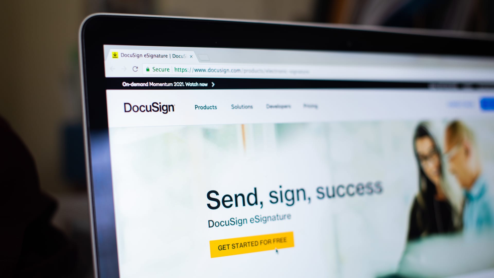 DocuSign首席执行官表示，在有报道称有私人股本收购兴趣后，该公司希望继续上市图标