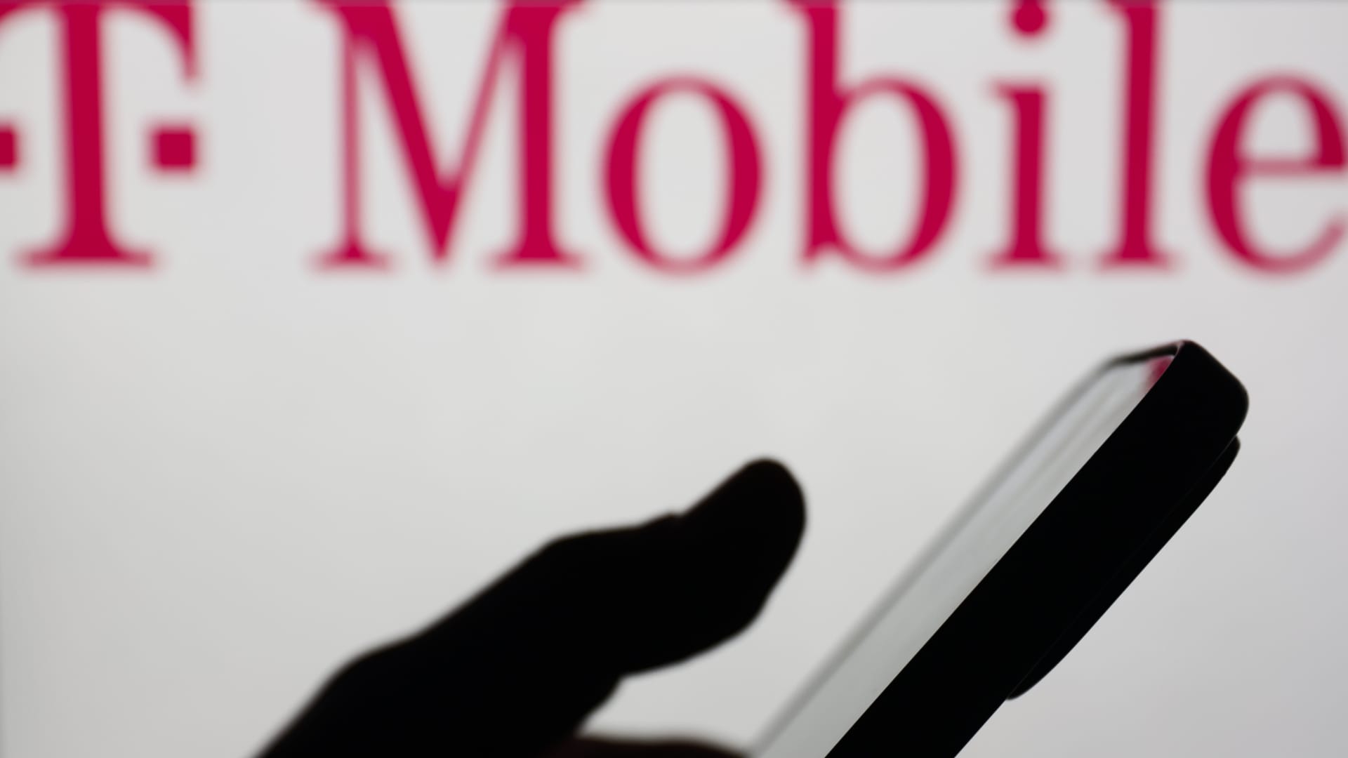 T-Mobile将以44亿美元收购美国Cellular的大部分股份；美国Cellular股价飙升图标