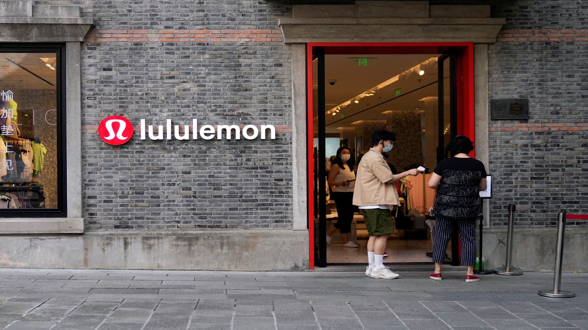 Lululemon股价上涨12%，尽管盈利和指导低迷图标