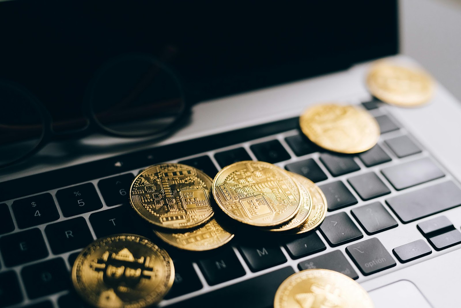 lockDAG成为2024年顶级加密货币，目标估值为30美元，超过Uniswap和TAO加密货币