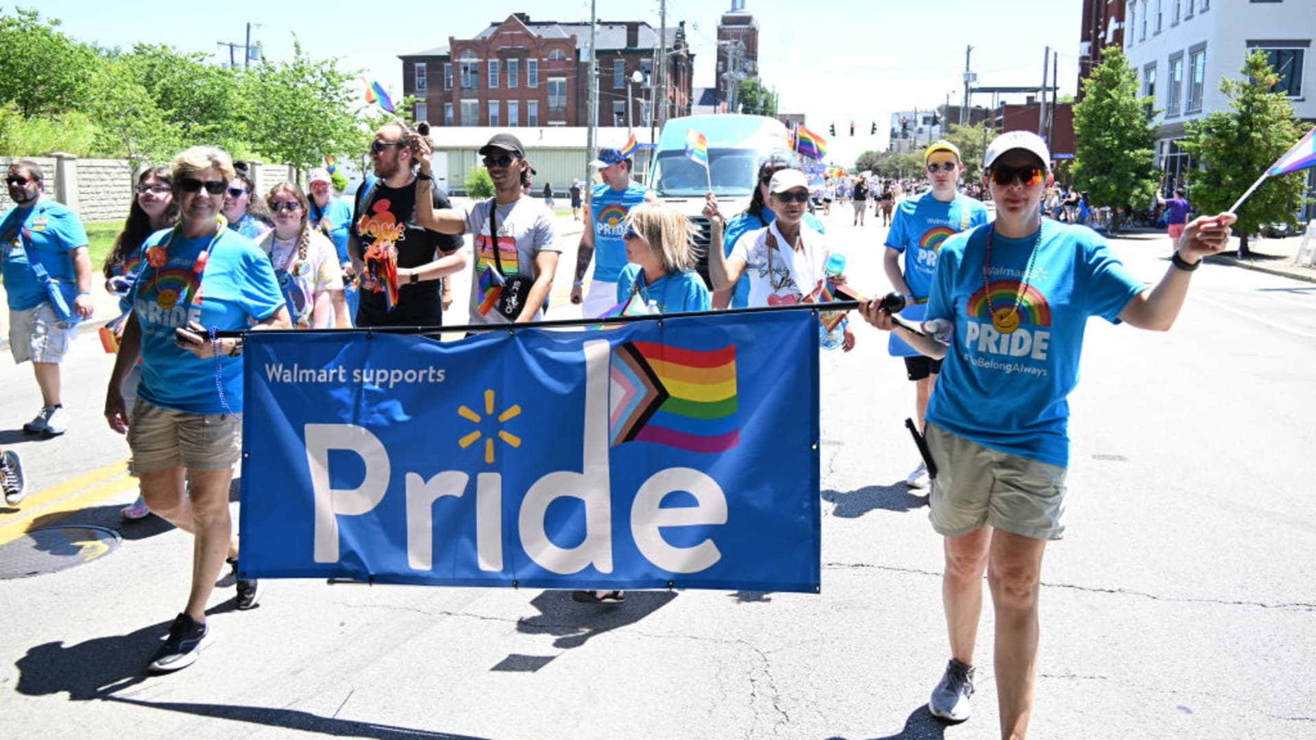 越来越多的公司在Pride期间保持沉默，但资金仍在流向LGBTQ+事业图标