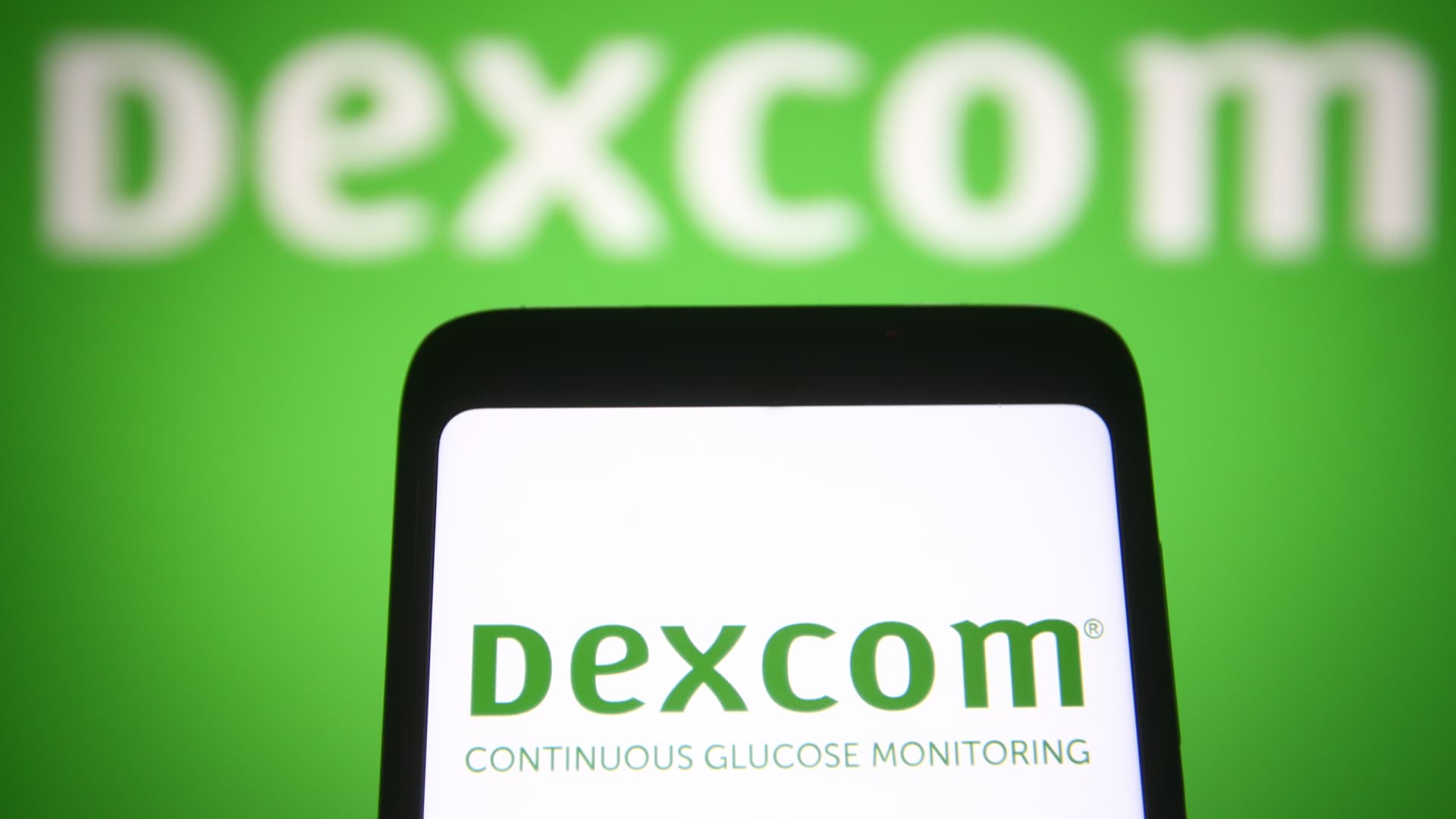 Dexcom股价暴跌30%以上，此前该公司下调了财政年度指引图标