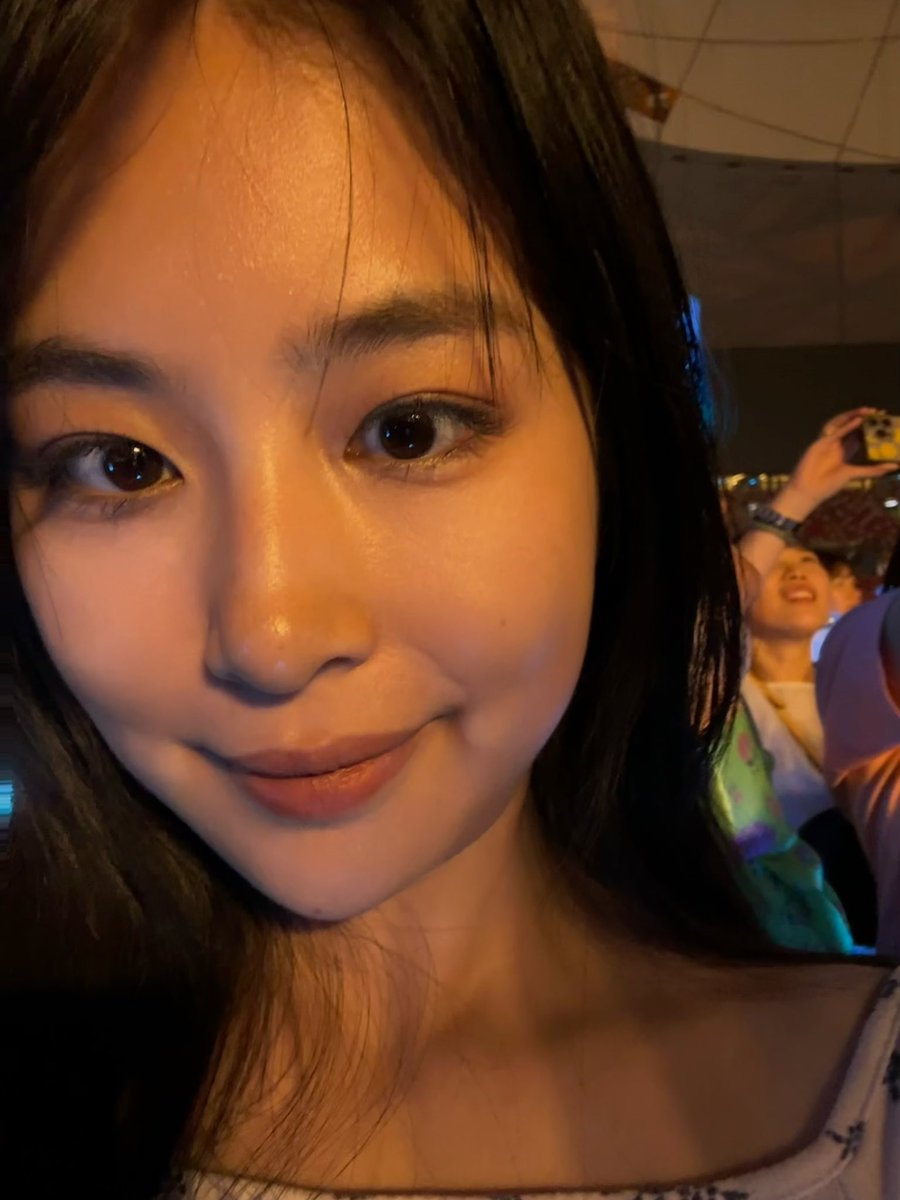 来看孙燕姿演唱会咯！一个人去不同国家旅游，想飞哪去哪。不谈恋爱，更不想结婚生娃。身边人也不知道我干啥的，以为是啃老的富二代，其实爸妈完全不管。心情好开单交易，心情不好躺平睡觉看书。