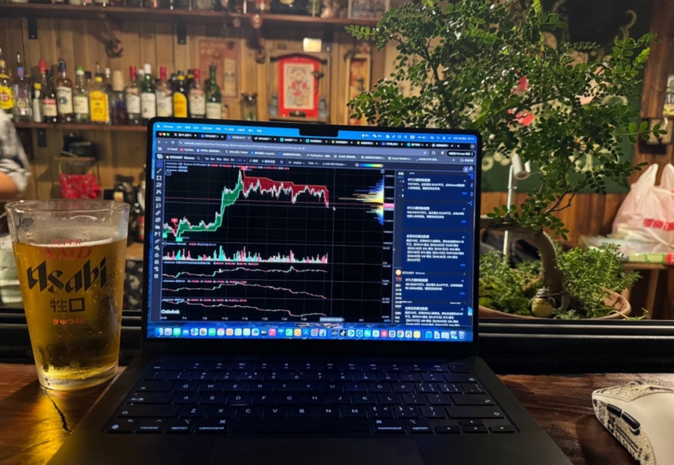 底部和顶部的特征是什么样的？？？
底部的三个特征
第一，底部往往是跌出来的。一般先是市场破位下跌，很多人以为还能撑住，结果价格一路阴跌，等到最后一波恐慌加速下跌的时候，情绪彻底崩掉，低点往往就是这样砸出来的。在K线上看，底部的左半边通常是一串大阴线或连续的中阴线，跌得又快又狠。
第二，真正的底部不可能只有跌。大阴线之后，往往会冒出一根大阳线，仿佛黑夜里突然亮起了一盏灯，这就是大资金进场的痕迹。很多时候，这根大阳线就是底部右半边的起点，告诉市场这里有人接盘。
第三，底部不是随便一个点，是有位置讲究的。大多数重要的底部，几乎都出现在关键支撑区，哪怕再吓人，也会踩在一个技术上或心理上的强支撑位，这就是为什么支撑区往往成了市场的分水岭。
顶部的三个特征
第一，顶部是涨出来的。行情上涨分三段，越到后面越快，最后进入加速拉升阶段，短时间把价格冲到极限。K线上表现就是顶部左半边一根根大阳线，连拉带冲。
第二，顶点附近最明显的信号，就是突然冒出的大阴线。往往是在连续大阳之后，突然掉头砸下来，这就是反转的标志。很多经典的见顶形态（比如黄昏之星、射击之星、长上影等）都是在这个阶段出现。
第三，顶部和底部一样，也有“地盘”。大部分重要的顶部，几乎都形成在压力区，不管是前期的筹码密集区，还是历史高点区域，到了关键位置，市场才容易完成“最后一冲”。