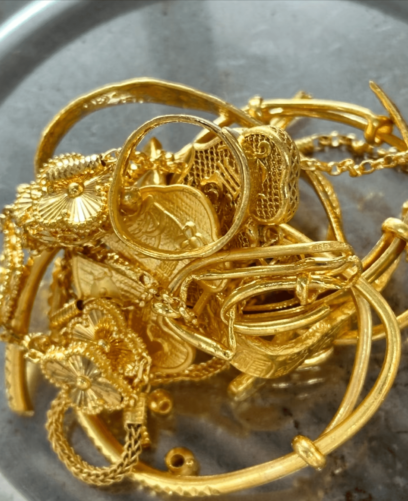 The sky has fallen for someone with gold in their possession.

Uncle Xu, my neighbor, had 300g of gold. Last month, when the price rose by 1000, he planned to sell it, but his wife wouldn't allow it, saying he should wait.

Watching the price of gold drop day by day, Uncle Xu decided to sell it today, only to be stunned when he went to the gold shop. Because starting November 1st, the sale of physical gold is subject to value-added tax, meaning gold buybacks will be taxed. This will increase the cost of gold buybacks, so gold shops are hesitant to accept gold. Uncle Xu was completely bewildered and didn't know what to do.

Uncle Xu regretted not selling his 300g of gold immediately. Now that he hasn't sold it, he's worried that fewer people will buy gold later, causing the buyback price to drop too much and making it impossible to sell.

Uncle Xu went home furious and berated his wife, asking why she had stopped him from selling it in the first place; things wouldn't be like this now. Do you think Uncle Xu should sell it now, or continue to hold onto it? $GOUT $ETH

{future}(ETHUSDT)