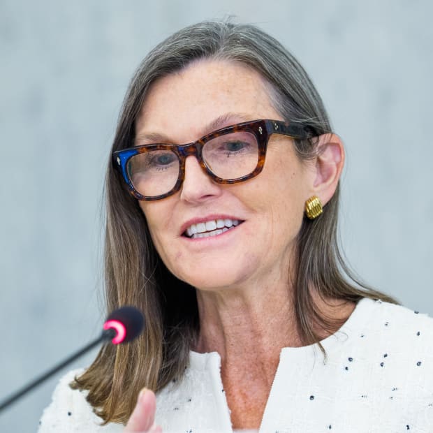 凯茜·伍德买入价值3000万美元的下跌加密货币股票