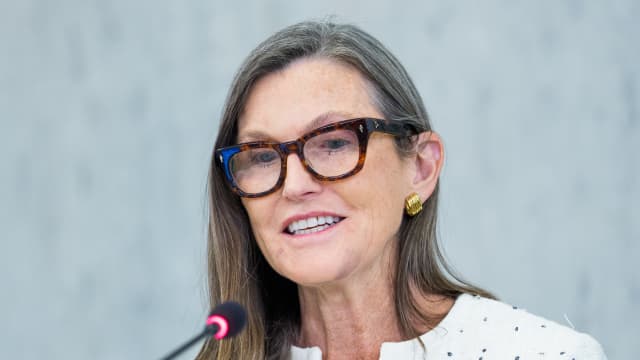 凯茜·伍德在市场下跌之际大量买入她最喜欢的加密货币股票