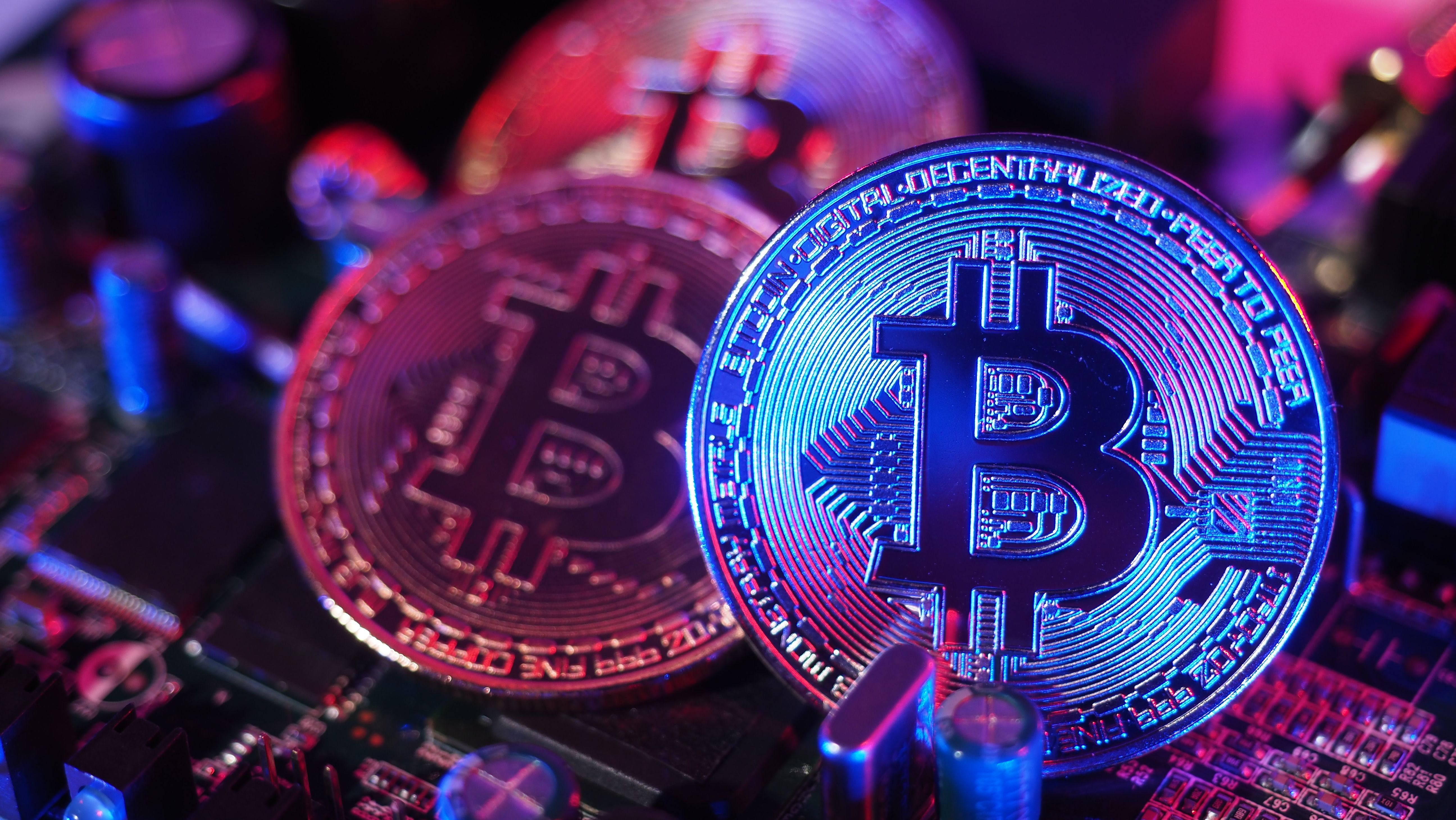 比特币出现死亡交叉，空头目标直指2026年低点，交易所比特币价格突破1万大关。