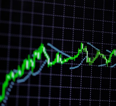 当比特币价格下跌时，策略（MSTR）下跌得更快；这是信号吗？