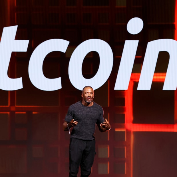 亿万富翁亚瑟·海耶斯周末抛售240万美元