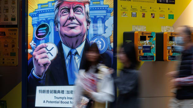 监管机构将矛头指向日益猖獗的“猪肉屠宰”骗局，加密货币诈骗迅速成为其执法重点。