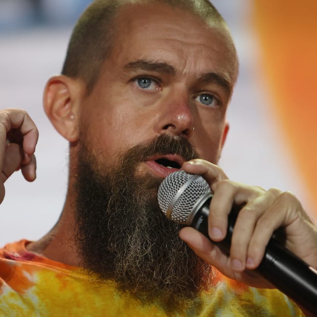 多尔西的Block股票在发布重大公告后暂停交易，重启后股价飙升。