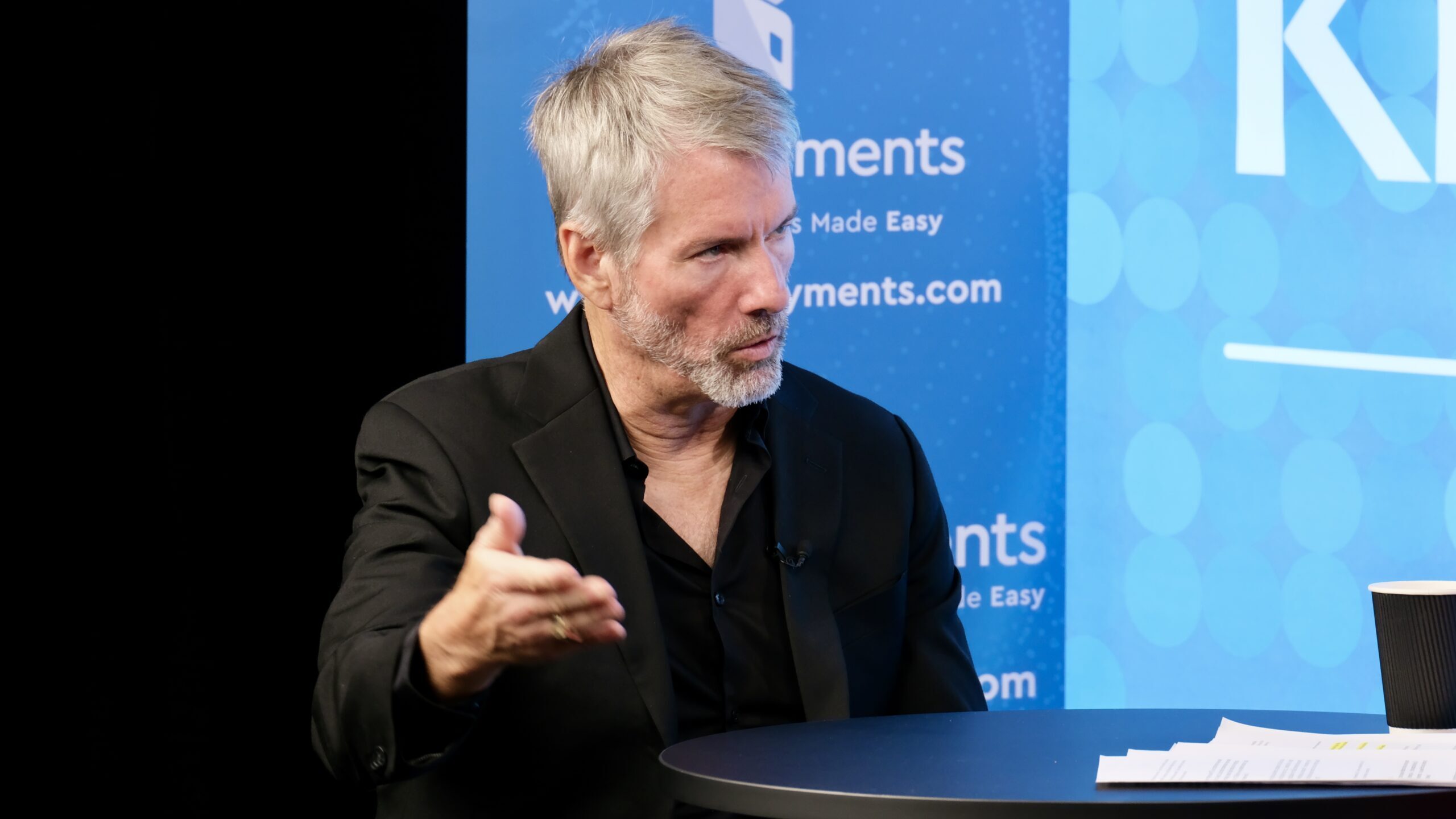 该策略被剔除出主要指数可能导致股价进一步下跌