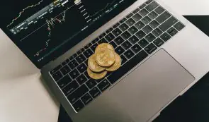 随着ETF兴起和自保交易减少，比特币面临身份危机