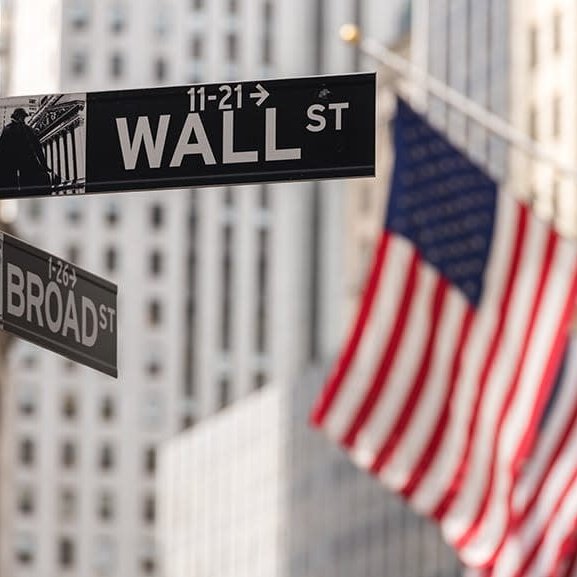 Why I Believe Bitcoin Will Reach $170,000 in 2026?

Bitcoin has plummeted 36% in the past two months, with the Relative Strength Index (RSI) falling to 14.

The Fear & Greed Index has fallen to a multi-year low, below 10.

Brief Analysis:

1. Due to the stock market's AI bubble, institutions like BlackRock and Fidelity were selling Bitcoin daily, causing a crash and wiping out trillions of dollars in market capitalization.

However, AI companies later began driving up Bitcoin's price, leading to a rebound.

2. Wallets from the Satoshi Nakamoto era began selling billions of dollars worth of Bitcoin.

3. JPMorgan Chase pushed Michael Thaler into the market, attempting to further depress Bitcoin's price and profit from a short-selling strategy.

Now, why do I believe Bitcoin will reach $170,000?

Liquidity exceeding $130,000 has reached billions of dollars.

Major institutions predict a bull market in stocks in 2026.

Kevin Hassett to become Federal Reserve Chairman.

More interest rate cuts are on the horizon to ease inflation.

The U.S. Securities and Exchange Commission (SEC) and the Federal Reserve (FED) support cryptocurrencies.

The U.S. is passing a major cryptocurrency bill.

U.S. retirement funds are buying Bitcoin.

U.S. states are buying millions of dollars worth of Bitcoin.

Bitcoin prices are expected to break $200,000 in 2026, setting a new all-time high.