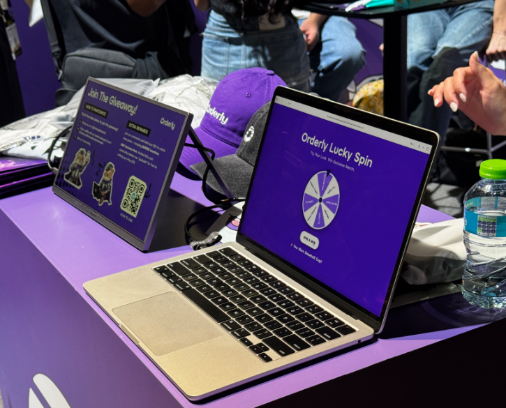 逛展时路过 @lista_dao 的展台时发现拥了一堆人在掏手机打卡，这种事咱必然也不会错过，最后薅了一个labubu，LISTA 作为「BNB 链上金融基础设施 + 多功能 DeFi 平台」几乎把 $BNB 的所有核心收益一站式打通了，可以让手里的BNB在实现质押的同时还不耽误折腾。

另外一个就是 @OrderlyNetwork 的展台，排队挤了半天才靠近，新产品Orderly One自9月份发布以来，被用于启动了 1000+ 个 perp-DEX，并支持了 18 条网络 / 区块链部署。并且Orderly 继续推进它的 omnichain liquidity + shared order-book 设计，目标覆盖多个主流链 + EVM 链 + NEAR 等。

当然整个BBW里BNB Chain 的热度肯定是最高的，毋庸置疑！

至于其他，要么可能因为我英文不好，喊了半天sir不搭理，要么就是获取周边方式极度困难，看不出来一点想送兄弟们周边的诚意，要么就是明确周边只送KOL（太败好感了）。