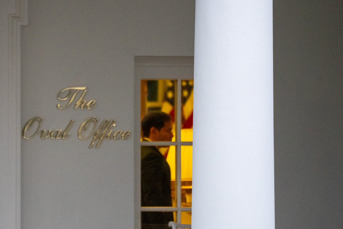 🚨🇺🇸 The White House prepares for tonight's address; Rubio photographed pacing nervously in the Oval Office

Secretary of State Marco Rubio was reportedly pacing back and forth in the Oval Office tonight, awaiting President Trump's return from Dover Air Force Base.

President Trump previously attended the handover ceremony of the remains of three Americans killed in Syria last weekend in Delaware.

These photos capture the tense atmosphere in the hours leading up to President Trump's expected national address at 9 p.m. ET, when multiple sources say he will announce military action against Venezuela.

Here are the latest updates:

- Trump orders a “total blockade” of Venezuelan oil tankers

- Maduro regime designated a foreign terrorist organization

- Venezuela requests a UN Security Council meeting regarding “US aggression”

- Tucker reports that members of Congress have been informed that “war is imminent”

- The House of Representatives is expected to vote on a war powers resolution to block related actions

Rubio, a key figure in the current administration’s Venezuela policy, briefed senators yesterday on military operations in the Caribbean along with Secretary of State Hergace.

The Oval Office is brightly lit. The nation is waiting.

Source: @sentdefender / The New York Times