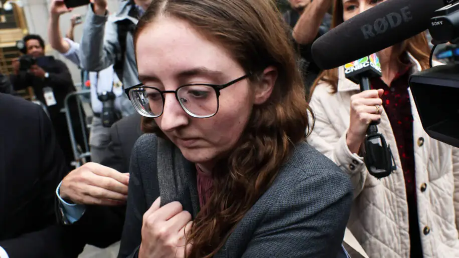 前阿拉米达县首席执行官卡罗琳·埃里森将于1月提前获释