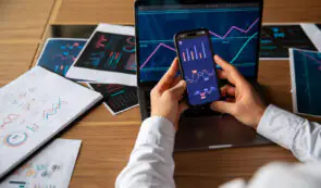 随着市场进入过渡阶段，收益率曲线利差扩大。