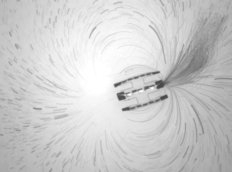 科学家将一台电脑塞进了一个只有一粒盐大小的机器人里