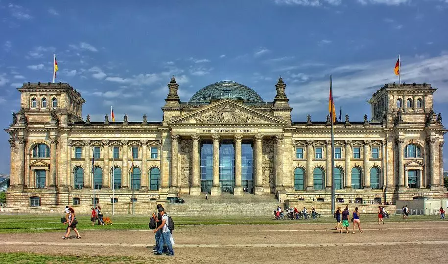 德国经济重回增长，但复苏并不均衡。