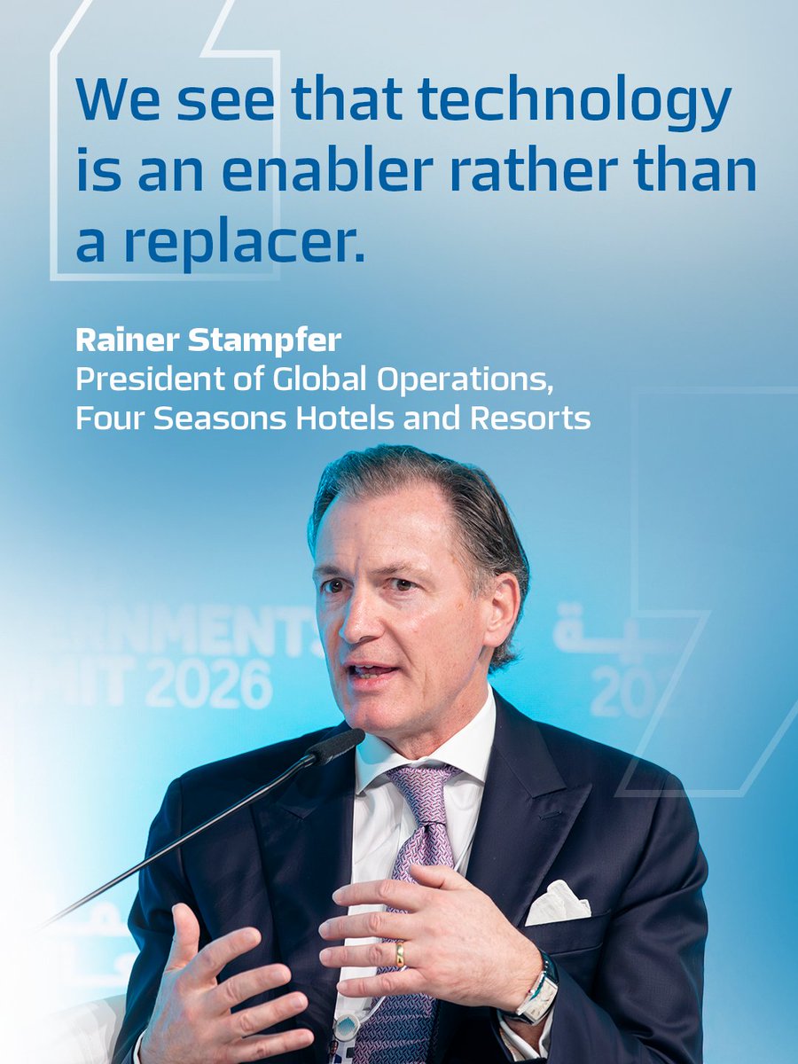 在 2026 年世界政府峰会上，四季酒店及度假村全球运营总裁 Rainer Stampfer 谈到了技术的作用，即技术应作为一种工具来支持运营，而不是取代人类的参与。