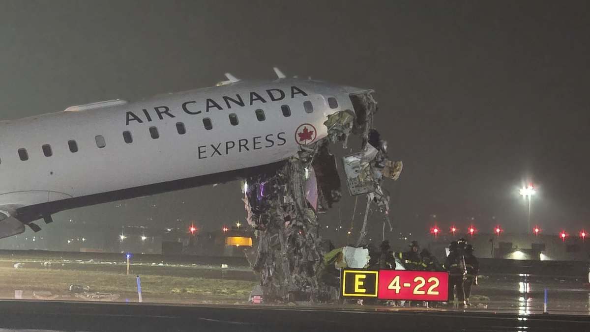 🚨Breaking News | An Air Canada CRJ-900 crashed into a Port Authority fire truck on the runway after landing at New York's LaGuardia Airport from Montreal.

The cockpit was sheared off, and the fuselage was tilted upwards. At least two people are dead and about 60 injured. The airport is closed and all flights have been grounded.

Some have linked the accident to staff shortages at the TSA due to the government shutdown, but there is currently no evidence to support this claim—the accident occurred on the runway, not at security checkpoints. The investigation is ongoing.