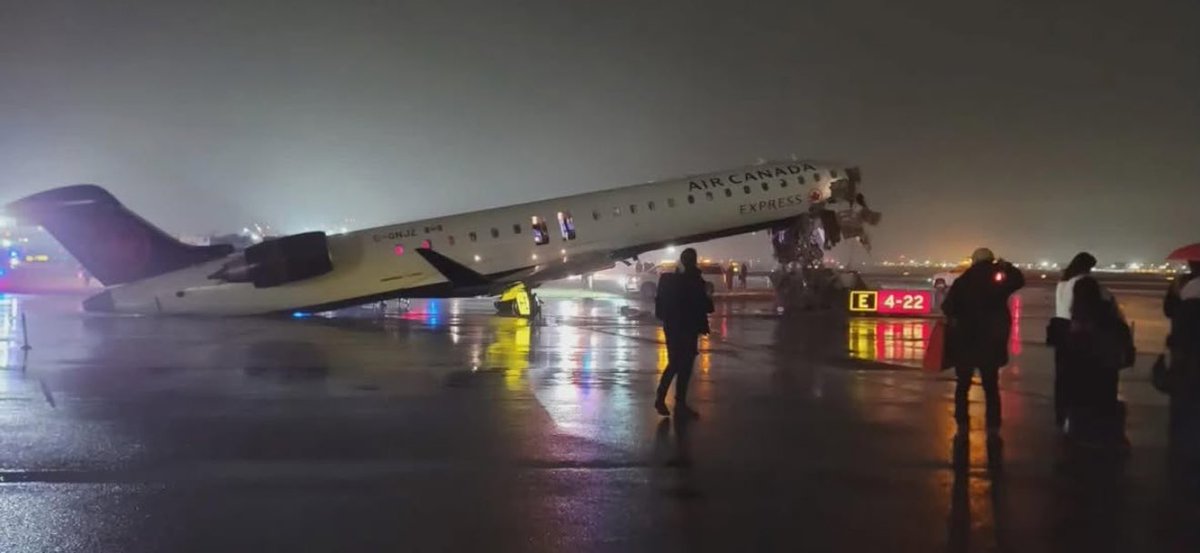 This is terrifying! I saw this news first thing this morning when I checked the news.

Air Canada flight AC8646, en route from Montreal to New York's LaGuardia Airport,

collided with a fire truck while landing on the runway, causing the nose of the aircraft to break off and sustain severe damage.

At least two people died and more than ten were injured.

RIP 🙏🏼

This happened late at night in North America, and I haven't seen any Chinese-language news reports yet.

Visibility is poor at night, so caution is necessary.

I don't know why there was a fire truck parked on the runway; didn't anyone move such a large fire truck beforehand?

Didn't any ground staff issue a warning?

The impact area on the aircraft is severely damaged.

The captain and co-pilot died.

Sigh, it feels like an avoidable human-caused disaster. 😑