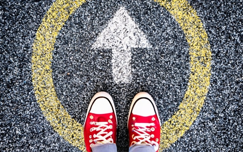 The three major A-share indices rose collectively, with petrochemicals surging, consumer electronics and memory chips also rising, while pharmaceutical stocks saw a correction.