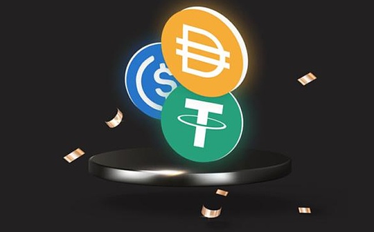 从监管落地到屯金热潮：稳定币在 2025 年学会了「无聊的力量」